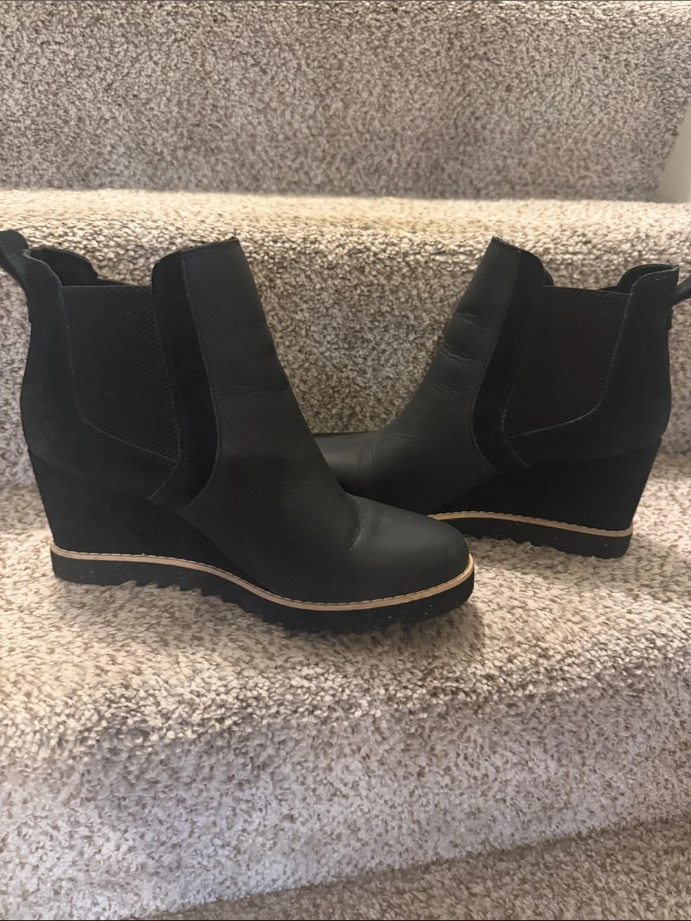 Toms Black Wedge Chelsea Boots with Contrast Trim